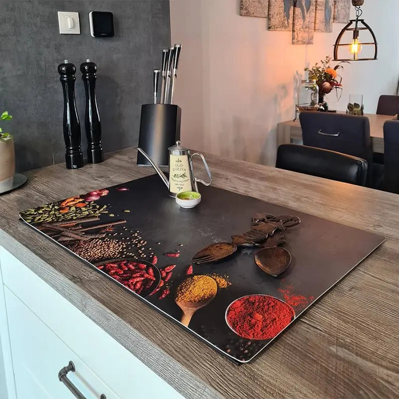 Inductie beschermer afgebeeld met kruiden en lepels